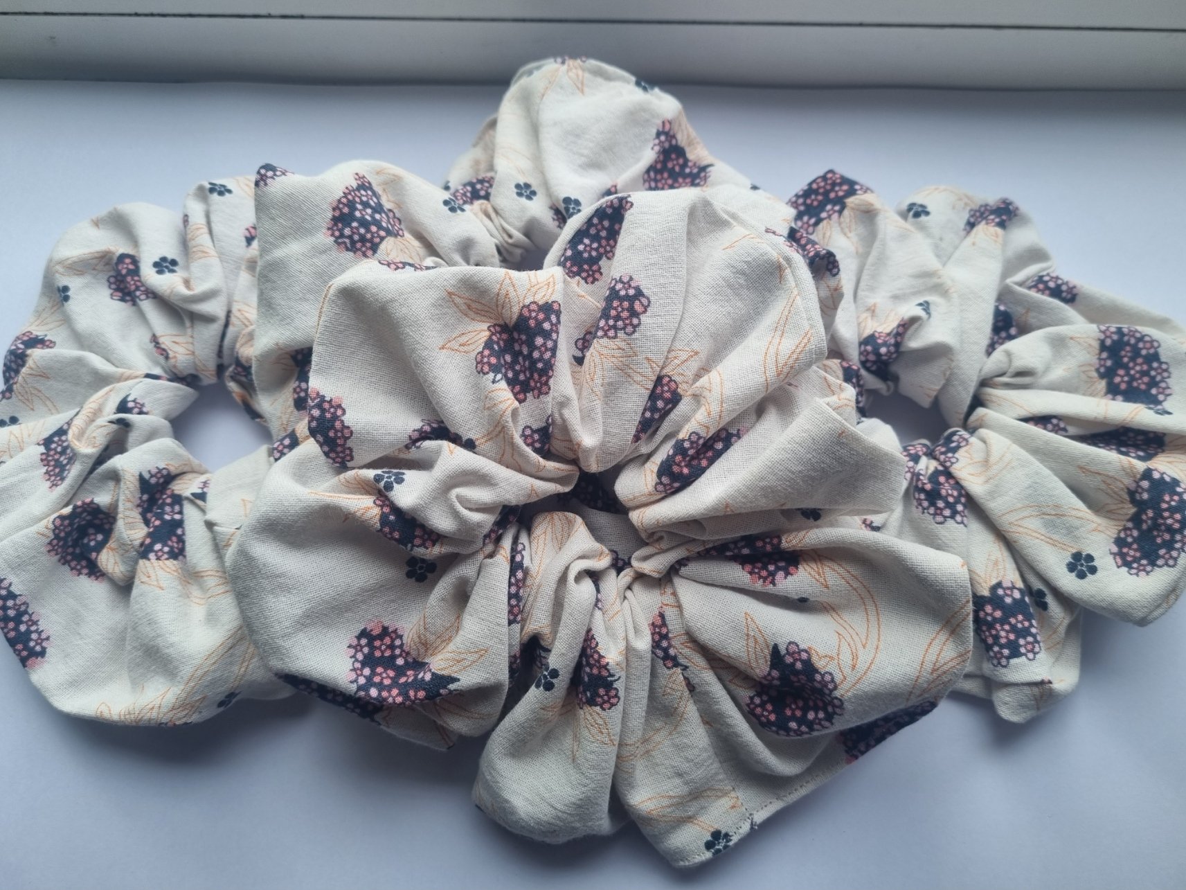 Stor blomstret scrunchie