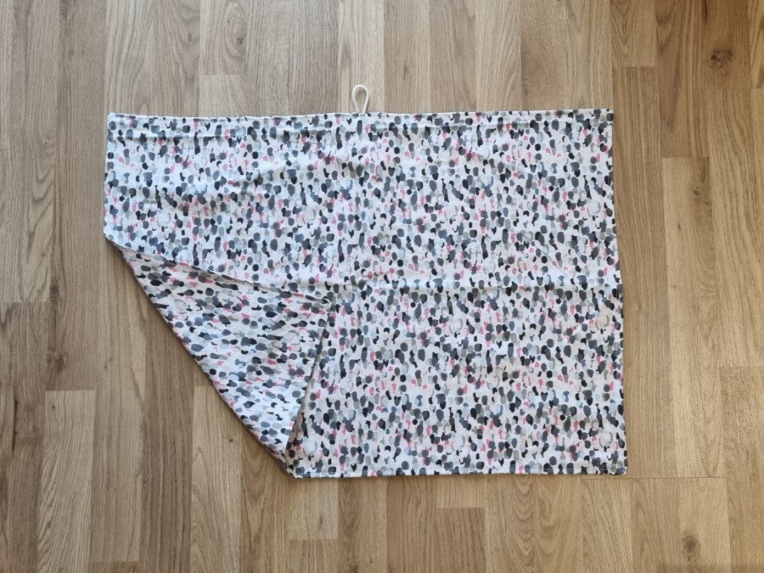 Hndsyet Viskestykke med Livlige Pletter i Lyserd, Gr og Sort