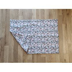 Hndsyet Viskestykke med Livlige Pletter i Lyserd, Gr og Sort