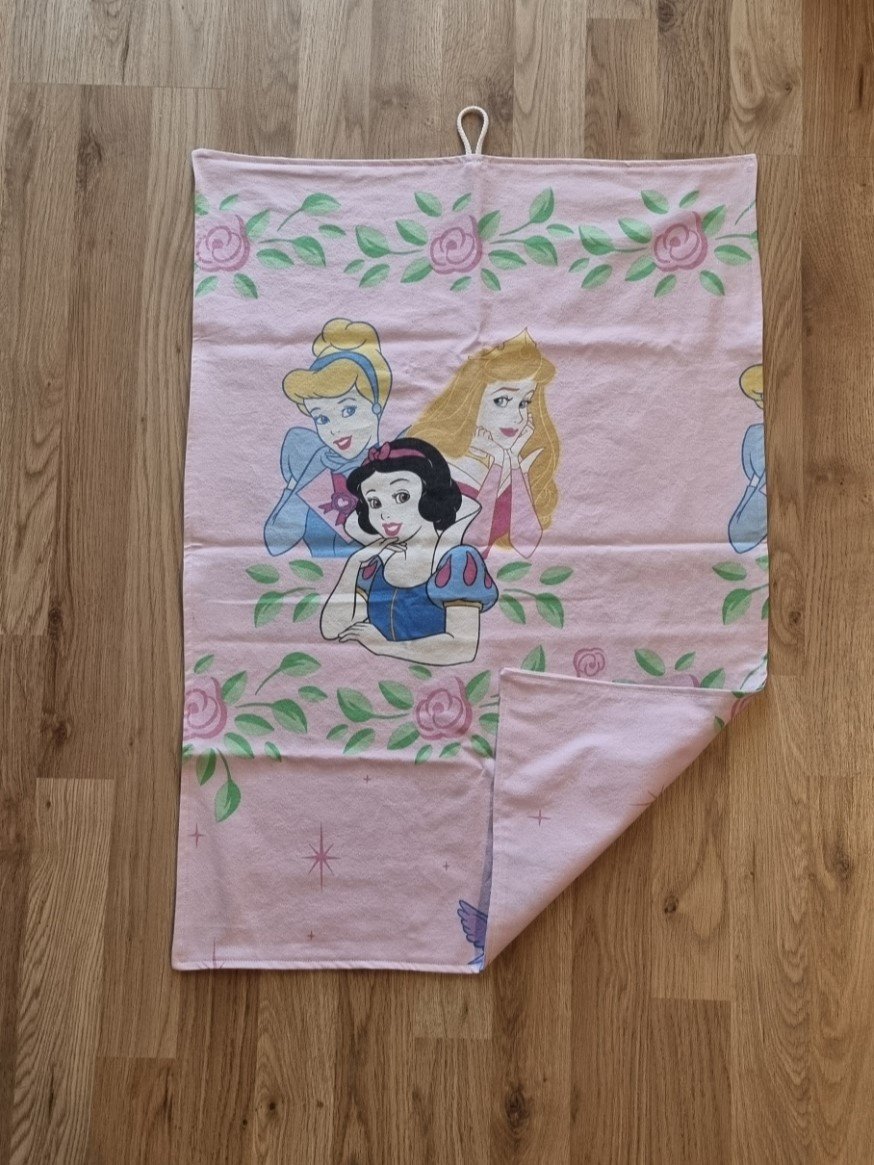 Hndsyet Lyserdt Viskestykke med Eventyrlige Prinsesser