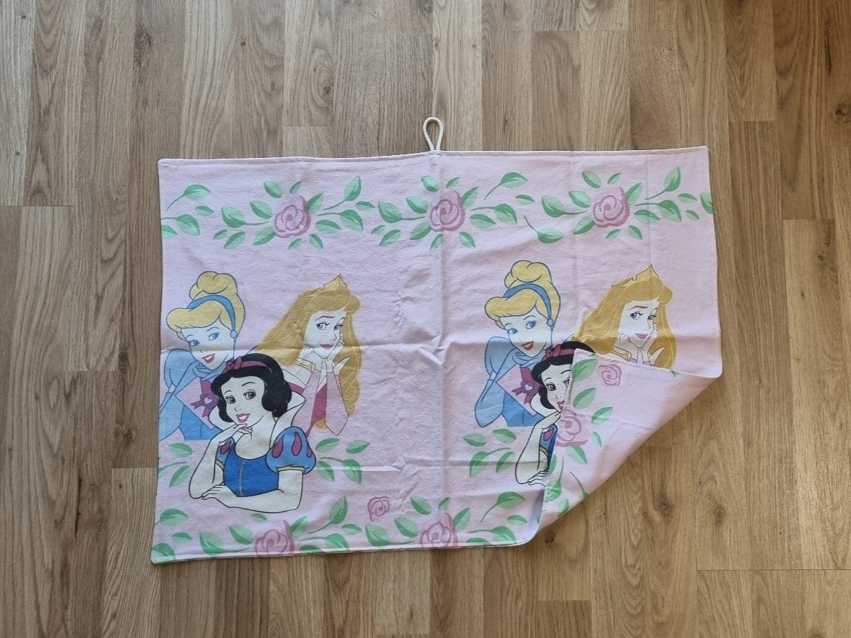 Hndsyet Lyserdt Viskestykke med Prinsesser