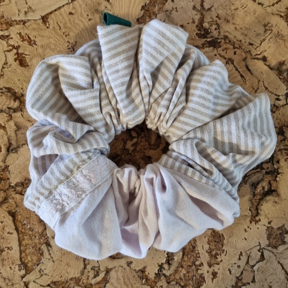 Scrunchie Lysebrun og hvid